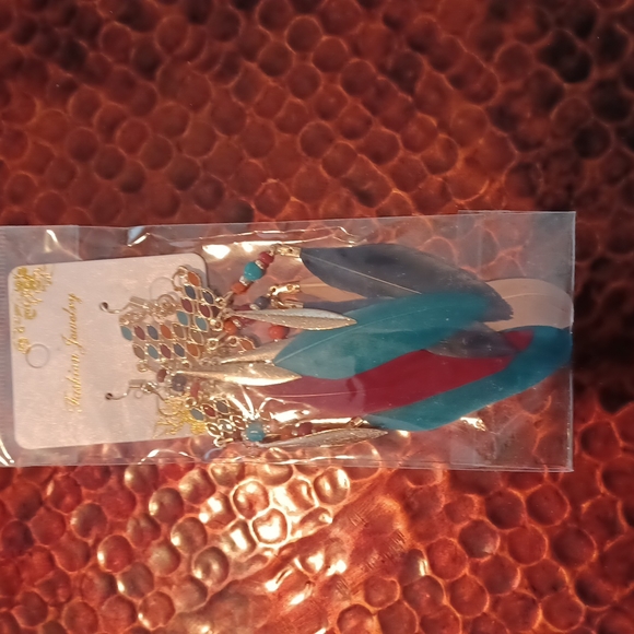 Feather metal and beaded earrings. 6 pair.   New in original packaging. - Picture 2 of 7